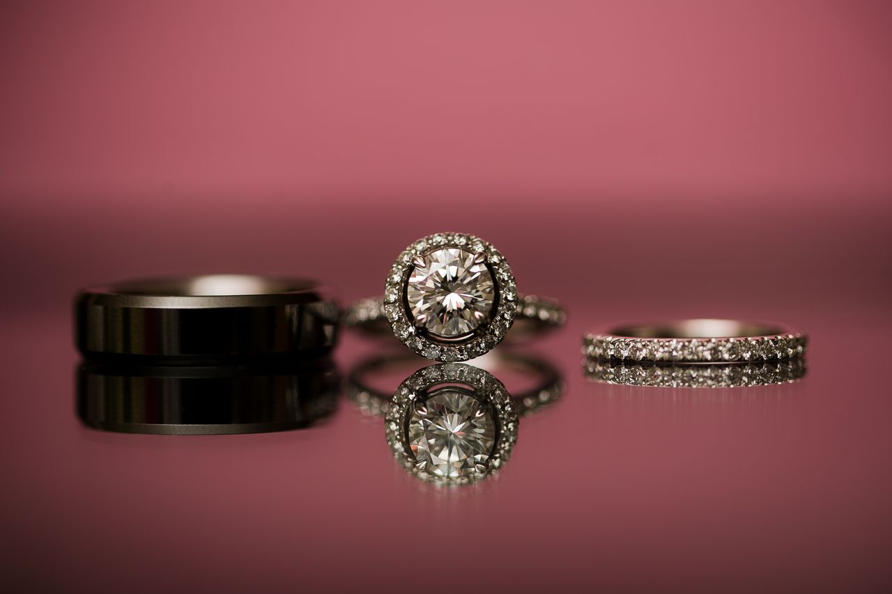 Fein gearbeitetes Ringtrio mit Brillanten