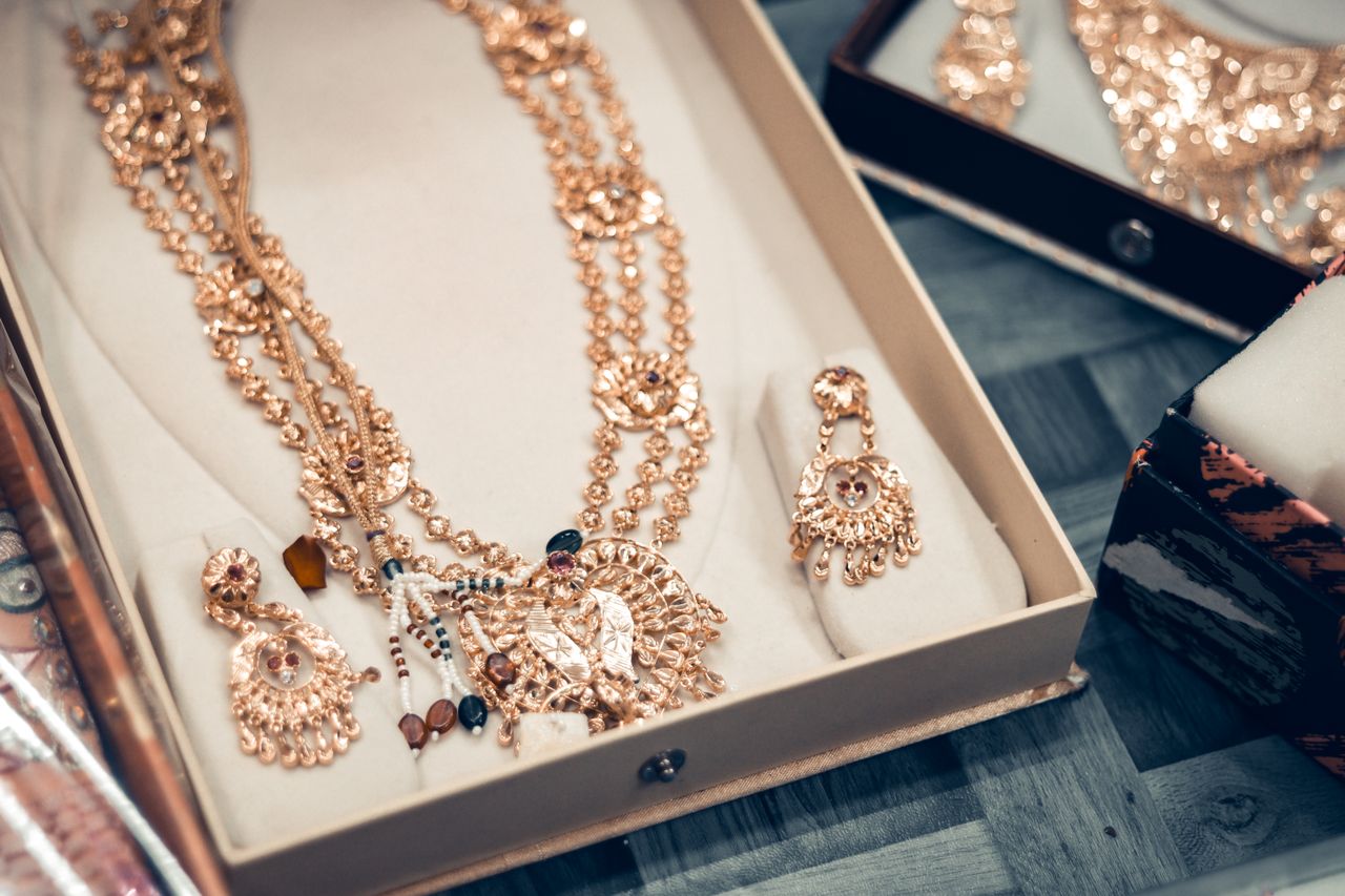 Bespoke-Prozess mit Skizze und Metallprobe