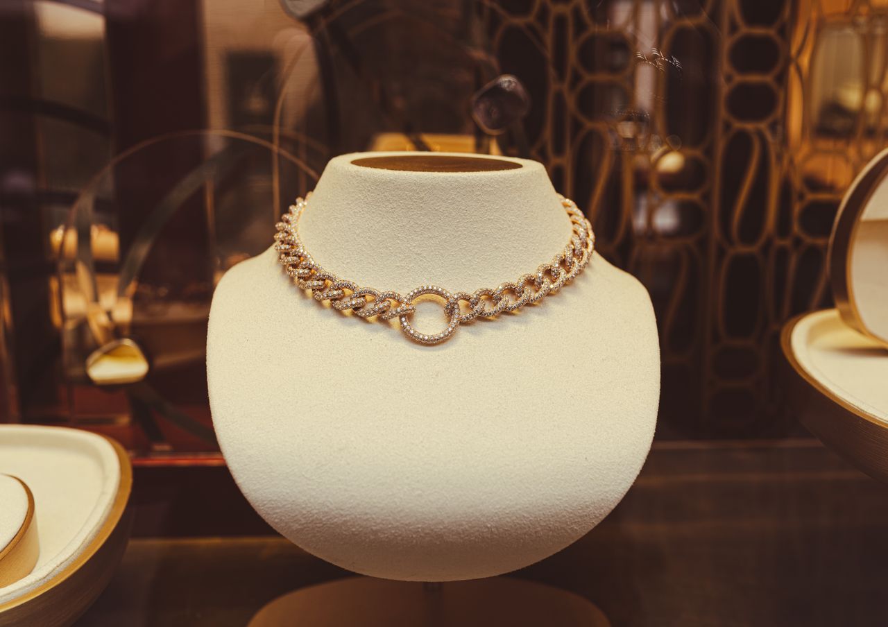 Zartes Collier mit warmem Metallton