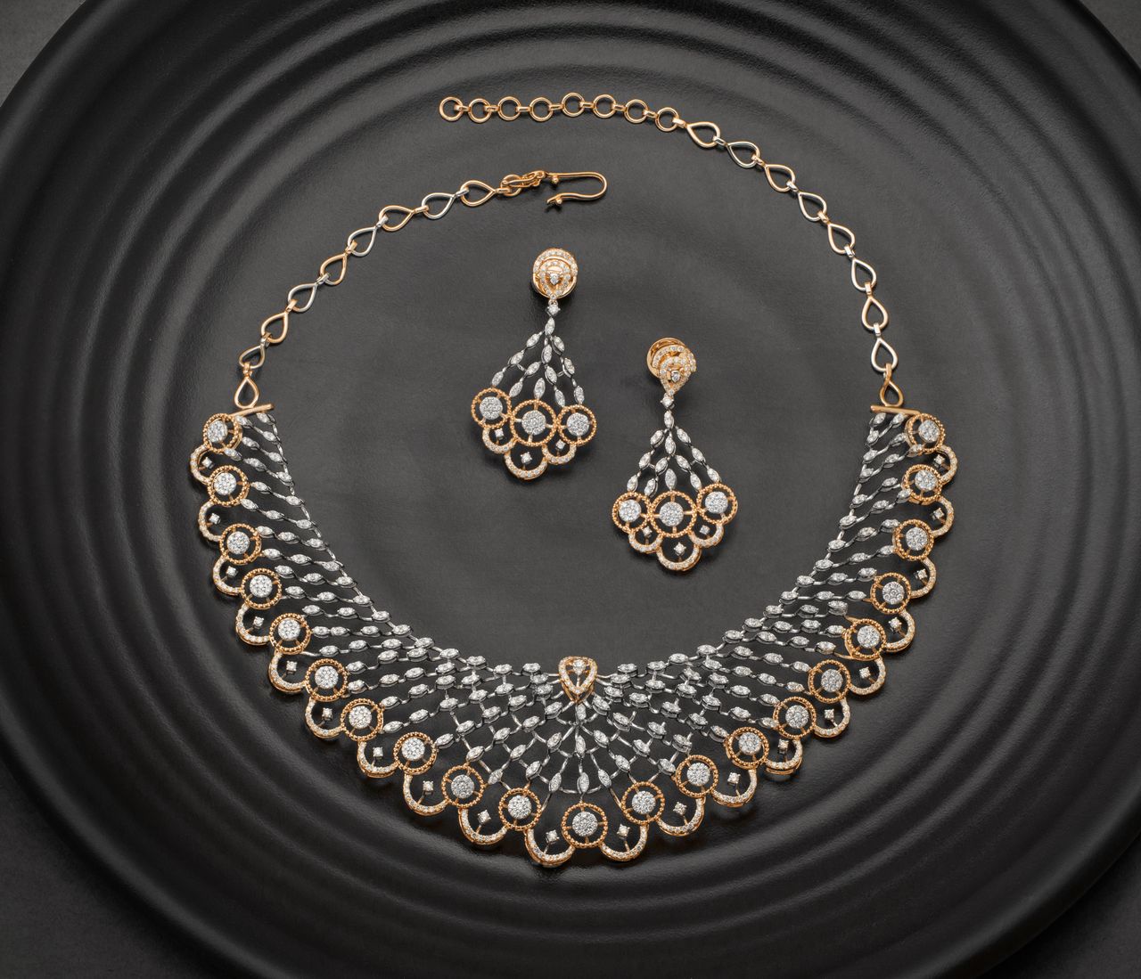 Exquisites Collier und Ohrringe auf dunklem Samt