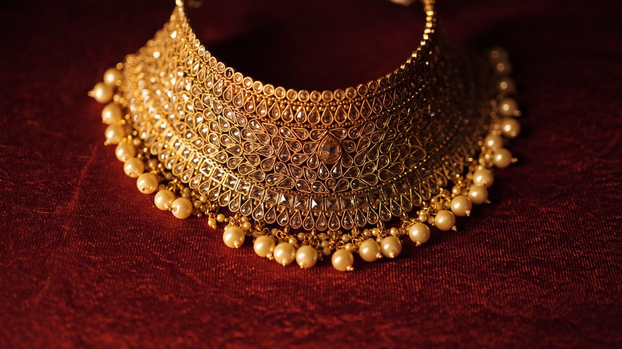 Signature-Kollektion mit goldenen Formen